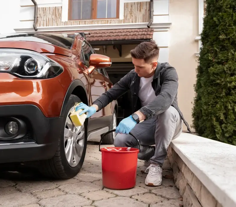 Lavage auto à domicile Saclas : professionnel intervenant sur un véhicule